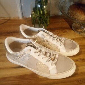 Women's vintage Hanna's sneakers.
